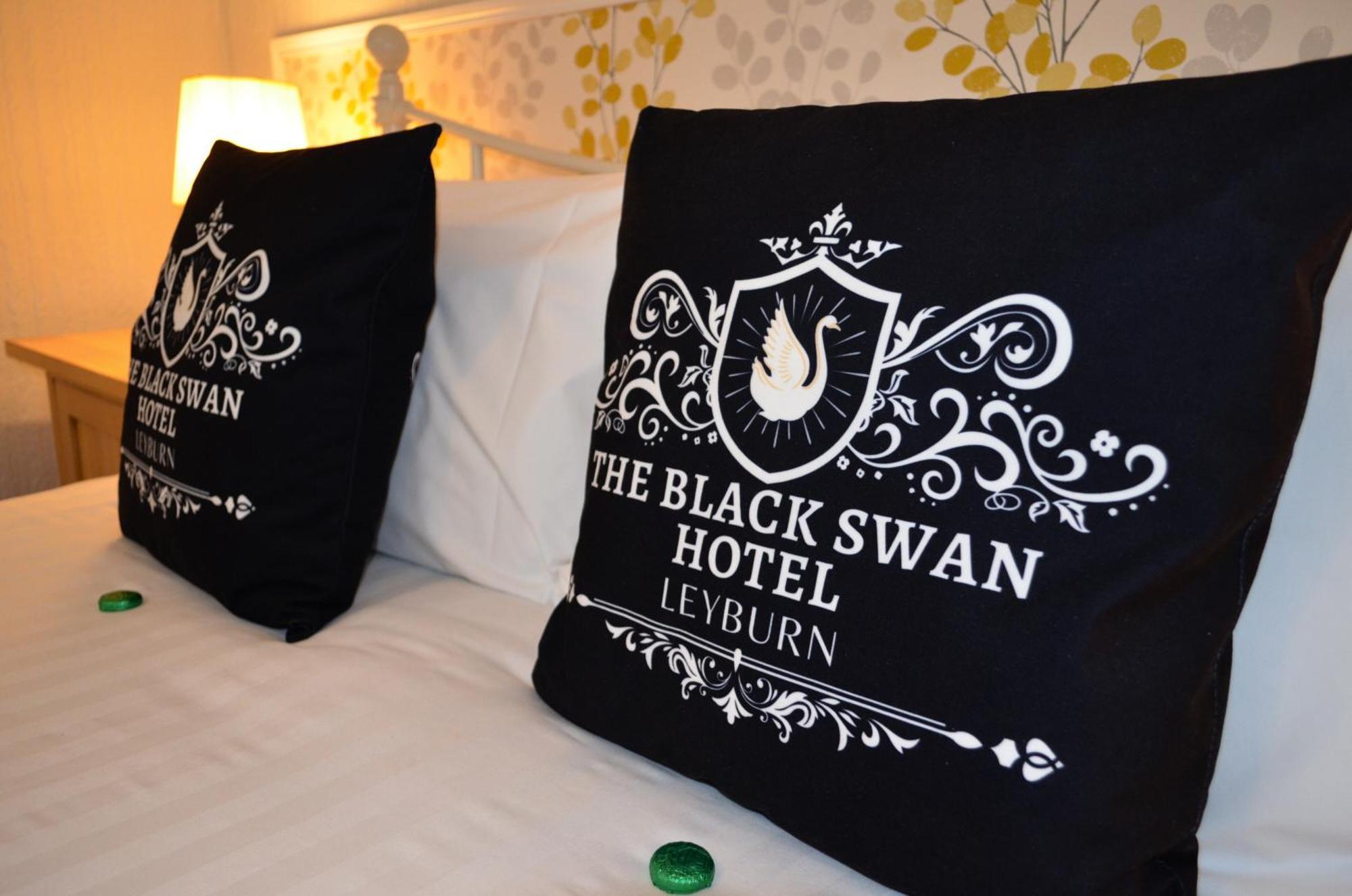 The Black Swan Hotel Лейберн Экстерьер фото